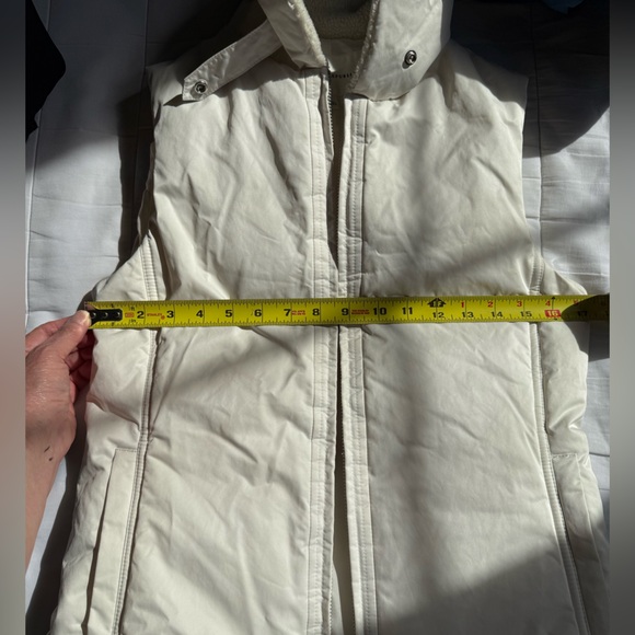 Banana Republic Women's Ivory Puffer Vest - Picture 5 of 7